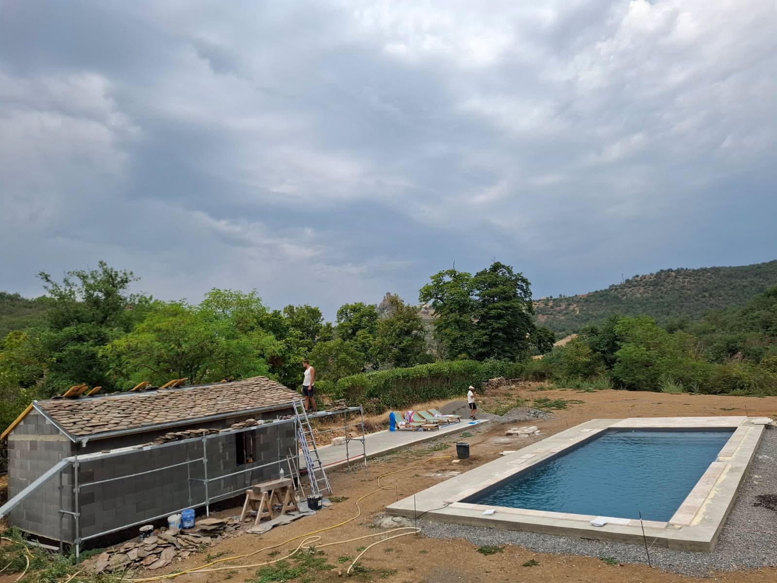 Piscine béton de 12 × 4,5 m au Château de Torsiac – Réalisation terminée — photo 2