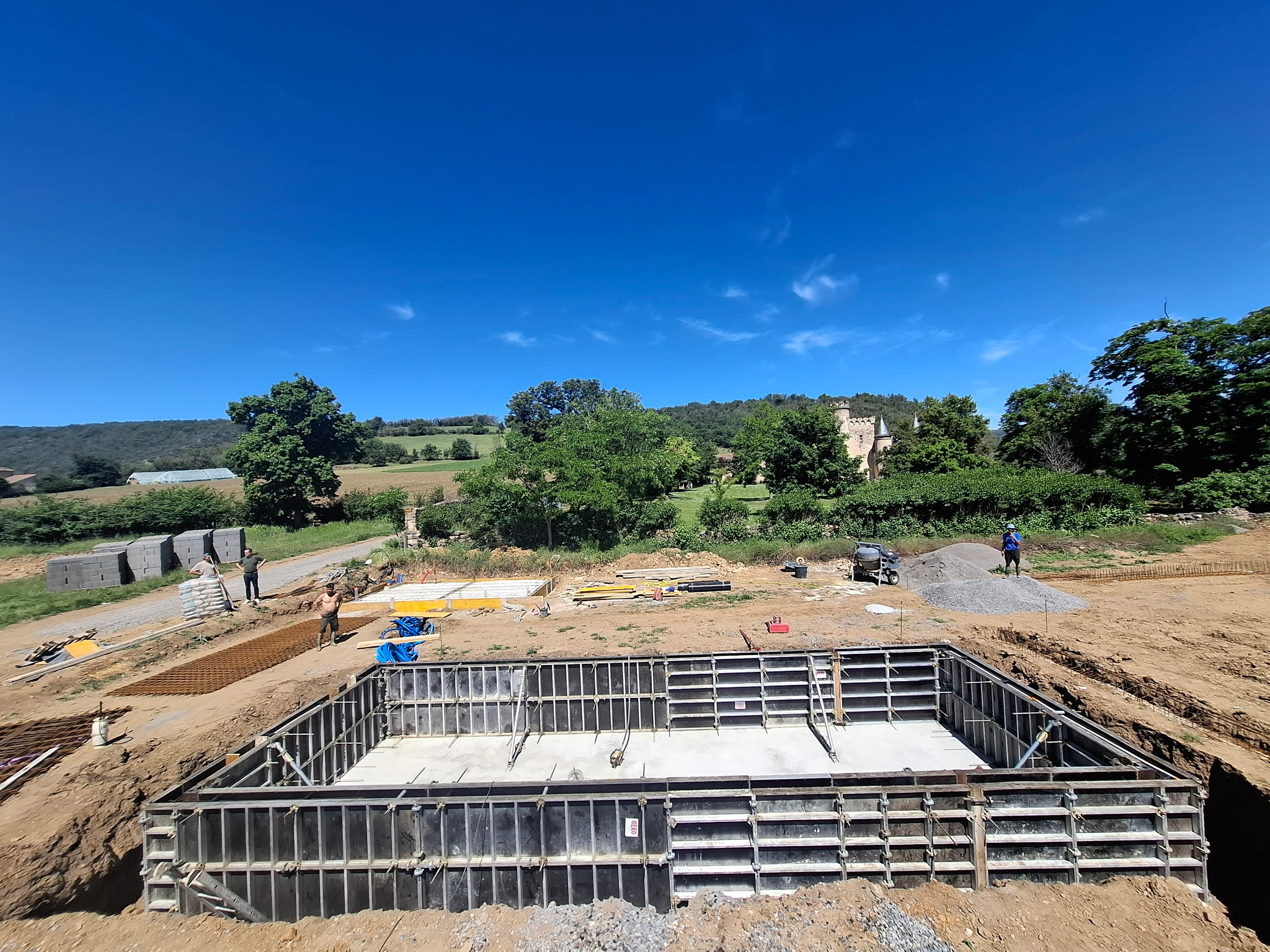 Piscine béton de 12 × 4,5 m au Château de Torsiac – Réalisation terminée — photo 3